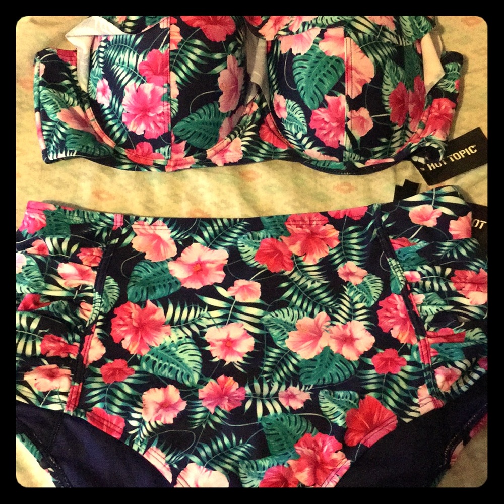 NWT sz 2(plus size) Hot Topic 2 piece